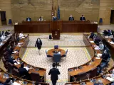 Vista del pleno de la Asamblea de Madrid durante una sesión de control al Gobierno en Madrid (España), a 9 de julio de 2020. Entre otras cuestiones, el pleno debate una iniciativa de Vox para que Ayuso y sus consejeros bajen su sueldo hasta presentar pres