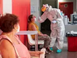 Una enfermera del 062 hace una prueba PCR a una mujer.