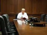 El presidente de EEUU, Donald Trump, trabajando en una sala de conferencias mientras recibe tratamiento despu&eacute;s de dar positivo en coronavirus