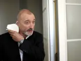 El escritor Arturo Pérez-Reverte se quita la mascarilla a su llegada a la presentación de su libro 'Línea de fuego' en el Hotel Westin Palace,