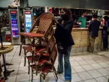 Una empleada recoge sillas en un bar en París, Francia, el primer día de la entrada en vigor de la prohibición de mantener los locales abiertos después de la 10 de la noche, por la pandemia del coronavirus.