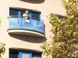 Una persona asomada al balcón del Colegio Mayor Galileo Galilei de València