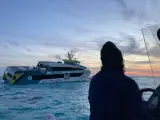 Barco de Baleària tras sufrir un accidente en el islote de cataví