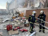 Los bomberos trabajan en el chalet que ha sufrido una explosión en San Martín de la Vega (Madrid).