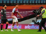 Un cámara de televisión sigue a Salah y Watkins en el Aston Villa-Liverpool