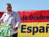 El secretario general de VOX, Javier Ortega Smith, con una pancarta por el 12 de "ocubre".