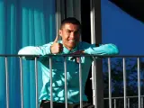 Cristiano Ronaldo saluda desde el balcón del hotel de Portugal.