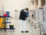 Irene Nieto (beneficiaria del programa Incorpora), trabaja en el hospital de campaña de Ifema durante la pandemia del coronavirus. Incorpora, el programa de inserción sociolaboral de la Fundación ”la Caixa”, ha dado una respuesta inmediata en el primer mes de la pandemia del coronavirus, facilitando la contratación de personas en situación de exclusión en empleos de primera necesidad en el contexto del estado de alarma. La demanda de personal proviene del sector sociosanitario, del de servicios de limpieza, del agrario, y del comercio de productos esenciales, especialmente alimentarios.