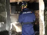 Un agente de la Policía Científica en el lugar del incendio
