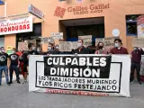 Varios estudiantes sostienen una pancarta en la que se lee 'Culpables dimisión' durante una concentración convocada por el sindicato 'Estudiantes en Lucha' en la residencia Galileo Galilei, en Valencia,