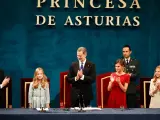 El presidente del Principado, Adrián Barbón, el Rey Felipe VI, la Reina Letizia y la Infanta Sofía ovacionan a la Princesa Leonor tras su discurso en la ceremonia de entrega de los Premios Princesa de Asturias 2019.
