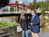Los diputados del PP de Asturias Pablo González y Cristina Vega, durante su visita al río Piles