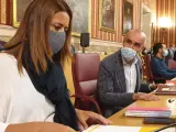 Los socialistas Sonia Gaya y Antonio Muñoz, durante el pleno del Ayuntamiento de Sevilla