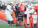 Trabajadores de Cruz Roja ayudan en el Muelle de Arguineguín a trasladar a migrantes que han interceptado en aguas canarias