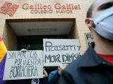 La organización "Estudiantes en lucha" celebra una concentración frente al colegio mayor Galileo Galilei de València.