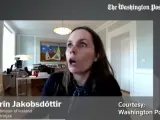 La primera ministra de Islandia sorprendida por un terremoto en mitad de una entrevista. ​ La primera ministra de Islandia, Katrín Jakobsdóttir, explica cómo su gestión de la pandemia logra controlar los contagios en conexión con un columnista del periódico The Washington Post. Está comentando la fortaleza del sistema sanitario islandés cuando un terremoto de 5,5 grados de magnitud interrumpe la entrevista. "Esto es Islandia", dice la primera ministra que con buen humor reacciona a un terremoto sin consecuencias.