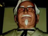 La siniestra figura del Coronel Sanders, fundador de KFC e imagen de la marca.