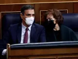 Pedro Sánchez, durante la moción de censura junto a Carmen Calvo