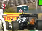 Pierre Gasly, al lado de su AlphaTauri ardiendo