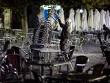 Una camarera recoge la terraza de un bar en Valladolid momentos antes del inicio del toque de queda impuesto por la Junta de Castilla y Le&oacute;n debido al alto n&uacute;mero de contagios de coronavirus en la Comunidad. EFE/NACHO GALLEGO