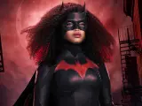 'Batwoman': Javicia Leslie, sustituta de Ruby Rose, posa con la batcapa