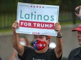 Una hombre sostiene una pancarta de "Latinos for Trump" durante el mitin de Ivanka Trump, hija y asesora del presidente y candidato republicano a la presidencia de Estados Unidos en Miami, Florida.