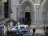 Al menos tres personas han muerto y varias habrían resultado heridas después de un ataque terrorista con cuchillo cerca de la iglesia Notre-Dame de l'Assomption de Niza, en el sur de Francia. El responsable del asalto ha sido reducido y detenido por la policía.