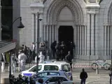 ​Al menos tres personas han fallecido y varias han resultado heridas después de un ataque con cuchillo dentro de la iglesia de Notre-Dame de l'Assomption de Niza, en el sur de Francia. El alcalde de la ciudad, Christian Estrosi, ha afirmado que cree que se trata de un nuevo atentado terrorista de carácter yihadista.