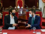 El alcalde de Cádiz y el delegado de la Zona Franca firmando el convenio