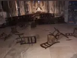 Imagen del interior de la iglesia de Notre-Dame de l'Assomption, en Niza (Francia), con las sillas tiradas, tras el atentado terrorista con cuchillo.