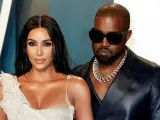Quizá ha sido porque estaba cerca Halloween y siempre es buen momento para un gran susto, algo espeluznante y con ciertos aspectos terroríficos, pizca de espiritismo y más allá y, por supuesto, una historia de fantasmas. Pero quizá no ha sido la mejor decisión "revivir" al padre de tu esposa mediante un holograma por su cumpleaños, Kanye West. Y es que el músico, que ya contamos que se perdió los primeros días de la increíble celebración que Kim Kardashian organizó durante cinco días en una paradisíaca isla privada que alquiló para un selecto grupo de amigos y en la que se divirtieron y tomaron el sol en bikini ella y sus hermanas, pensó que ese era el único regalo posible para la influencer por sus 40 octubres. Desconocemos la millonada que se habrá gastado el rapero en que la familia Kardashian recupere a su padre, Robert Kardashian, unos minutos, pero visto el resultado, que si bien la semejanza con el otrora abogado de O.J. Simpson es perfecta, las redes no han podido sino quedarse boquiabiertos (pero en muchos casos con cierto repelús). "No puedo siquiera describir lo que ha significado tanto para mí como para mis hermanas, mi hermano, mi madre y mis amistades más cercanas experimentar esto juntas. Muchas gracias Kanye por este recuerdo que durará toda mi vida", ha escrito Kim antes de compartir un extracto del mensaje que "dice" Robert Kardashian.