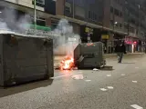 Contenedores quemados en el barrio burgalés de Gamonal.