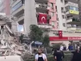 Un edificio destrozado en el suelo tras el terremoto de magnitud 7 en Turquía