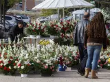 Puesto de venta de flores en el cementerio de El Carmen de Valladolid, con motivo de la festividad de Todos los Santos.