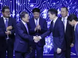 El presidente de Corea del Sur, Moon Jae-in, estrecha la mano al Lee Jae-yong, máximo dirigente de Samsung.