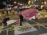 La Policía Nacional ha disuelto a más de un centenar de personas que han intentado cortar la Gran Vía de Madrid quemando contenedores y formando barricadas.