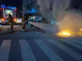 Efectivos del Consorcio Provincial de Bomberos de Valencia, durante la intervención en Moixent por la quema de un contenedor