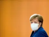 Angela Merkel llega con mascarilla a una reunión del Gobierno en la sede de la Cancillería.