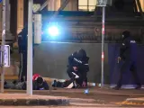 La policía de Viena detiene a dos individuos tras los ataques terroristas.