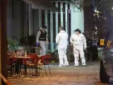 Agentes de la policía de Viena inspeccionan un restaurante durante los atentados