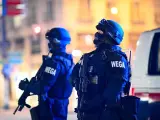 Agentes de Policía, en las inmediaciones de la Ópera de Viena, tras los ataques terroristas cometidos en la capital austriaca.