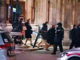 Varias personas salen de la Ópera Estatal de Viena, vigilada por la Policía tras los ataques terroristas en la capital austriaca.