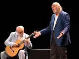 Héctor Alterio y José Luis Merlín, recitando a León Felipe.