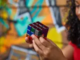Una joven juega con el Cubo de Rubik.