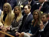 Tiffany Trump, Ivanka Trump y su marido Jared Kushner, y Eric Trump junto a su mujer, Lara Trump.