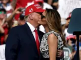 La primera dama, Melania Trump, besa a su marido durante un mitin de campaña electoral.