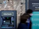 Viandantes pasan ante una sucursal de la entidad Liberbank