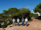 El director general de Espacios Naturales y Biodiversidad, Llorenç Mas, junto con el resto de representantes institucionales.