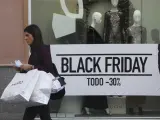 Ciudadanos acuden a comprar durante las rebajas del Black Friday en Sevilla, a 29 de noviembre de 2019. SEVILLA, 29.11.19. Ciudadanos acuden a comprar durante las rebajas del Black Friday. María José López / Europa Press (Foto de ARCHIVO) 29/11/2019