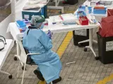 Personal sanitari realitza proves PCR de detecció de coronavirus en una carpa instal·lada en els voltants de l'Hospital Osakidetza Eibar Guipuzkoa, Euskadi (Espanya), a 10 de novembre de 2020.